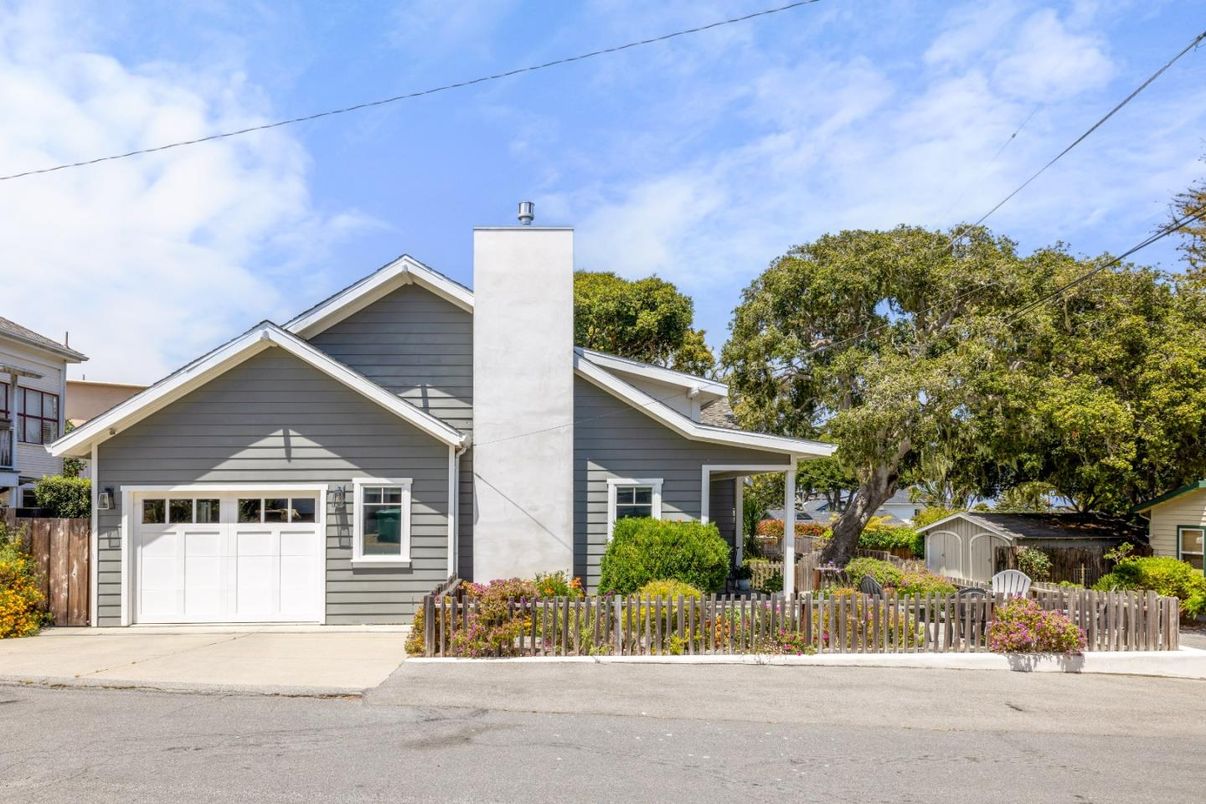 Attached, Exterior, Facade, American Craftsman