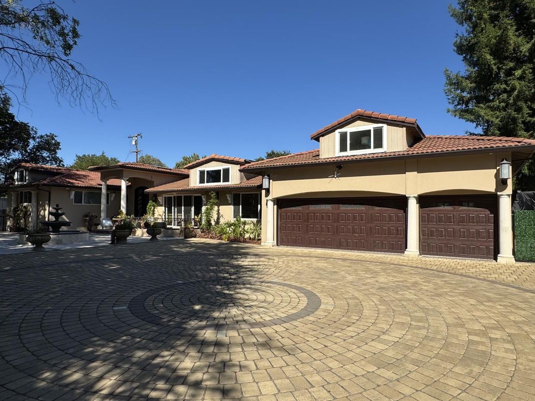 Attached, Exterior, Facade, Mediterranean