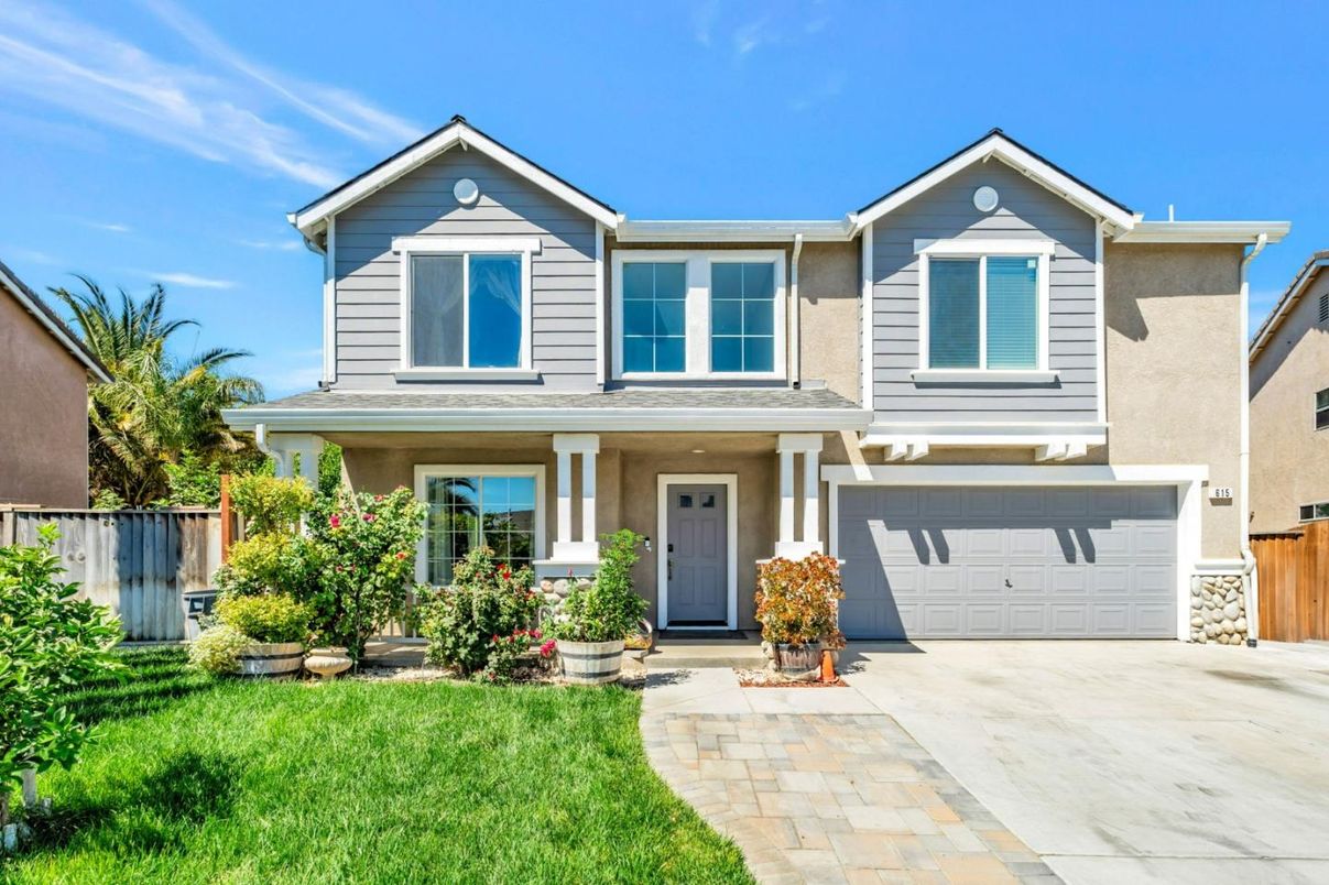 Attached, Exterior, Facade, American Craftsman