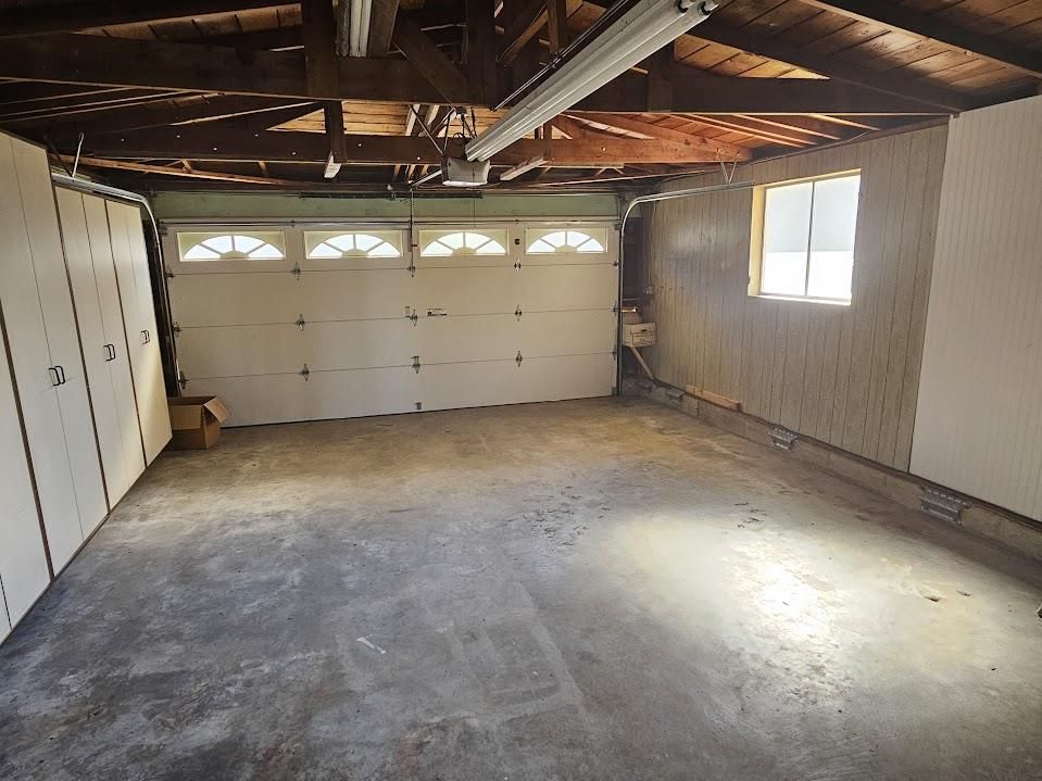 Garage, Interior, Wooden Beams