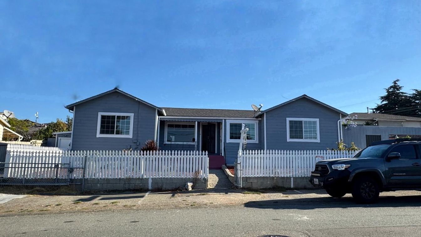 Exterior, Facade, Ranch