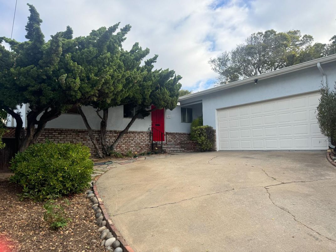 Attached, Exterior, Facade, Ranch