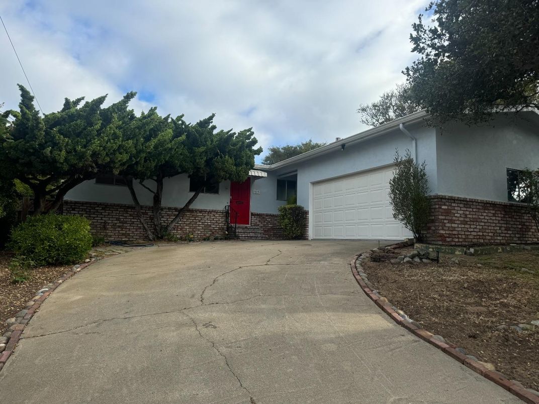 Attached, Exterior, Facade, Ranch