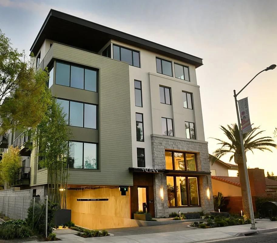 Exterior, Facade, Modern