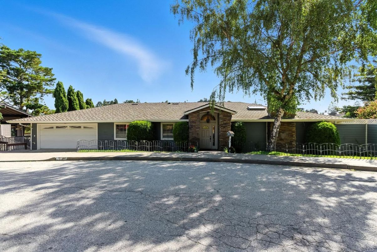 Attached, Exterior, Facade, Ranch