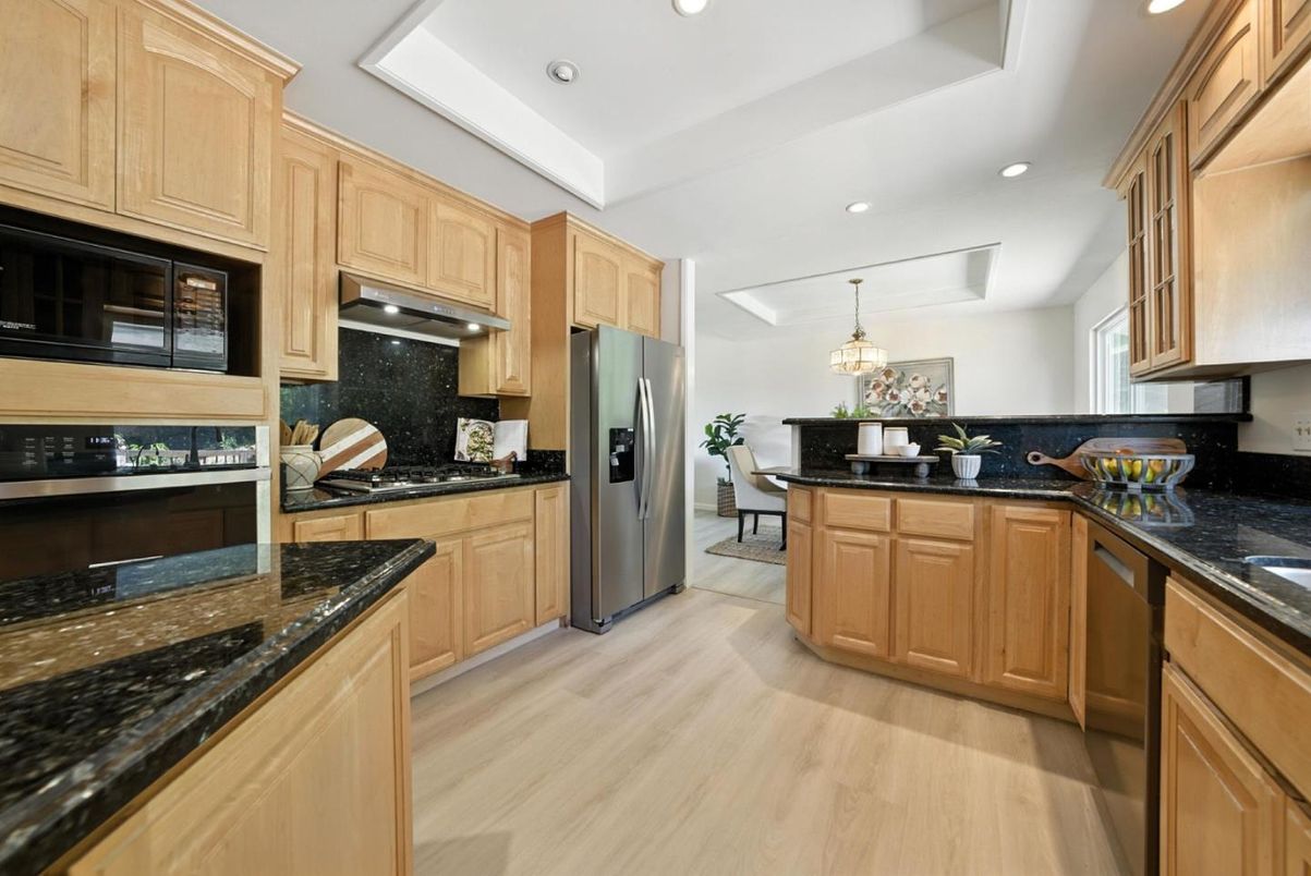 Chandelier, Dining room, Interior, Kitchen, Pendant Lights, Recessed Lighting, Wood Texture Flooring