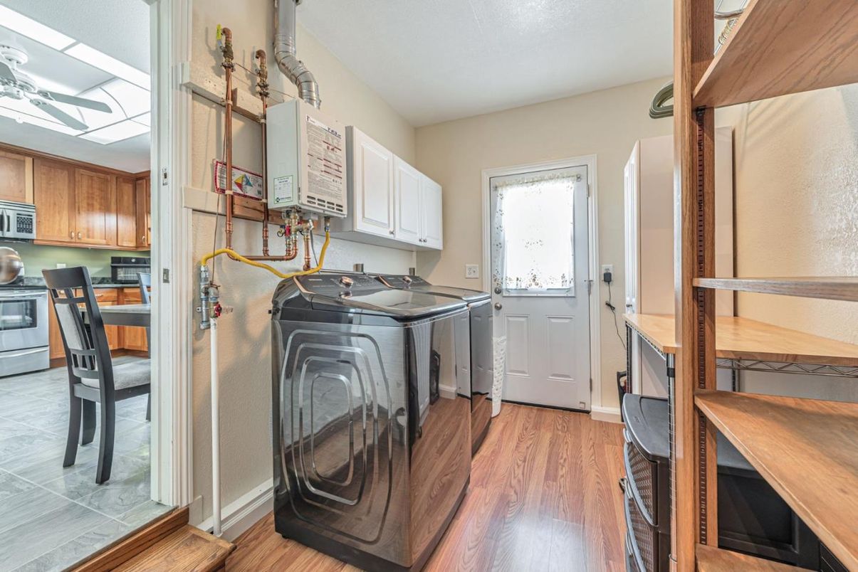 Interior, Washer, Wood Texture Flooring