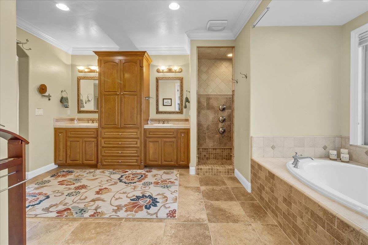 Bathroom, Dual Sink Vanities, Interior, Recessed Lighting