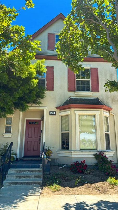 Exterior, Facade, Rowhouse