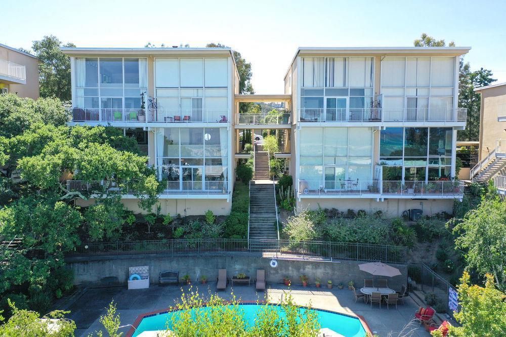 Exterior, Facade, Pool, Modern