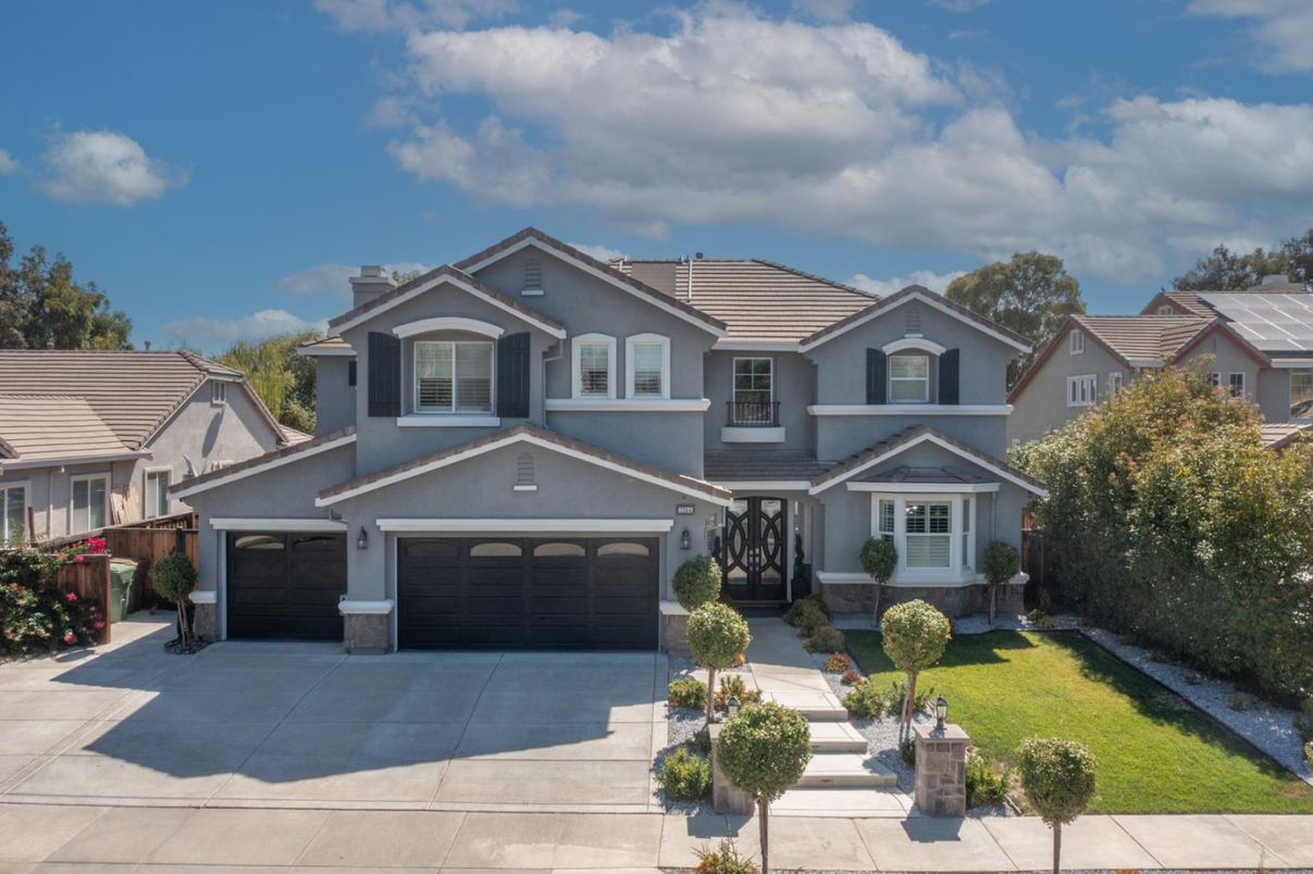 Attached, Exterior, Facade, Mediterranean