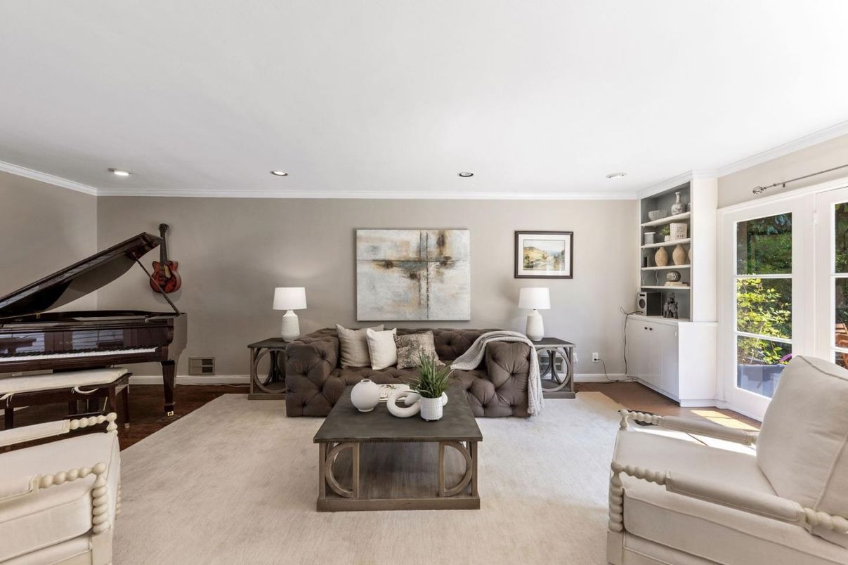 Interior, Living room, Piano, Recessed Lighting, Wood Texture Flooring