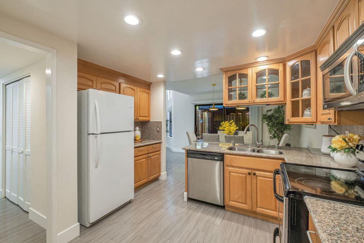 Dining room, Interior, Kitchen, Pendant Lights, Recessed Lighting, Wood Texture Flooring