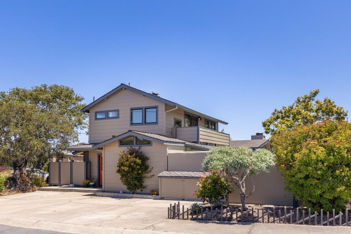 Attached, Exterior, Facade, Farmhouse
