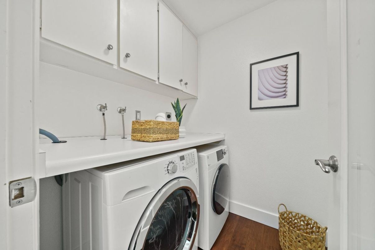 Interior, Washer, Wood Texture Flooring