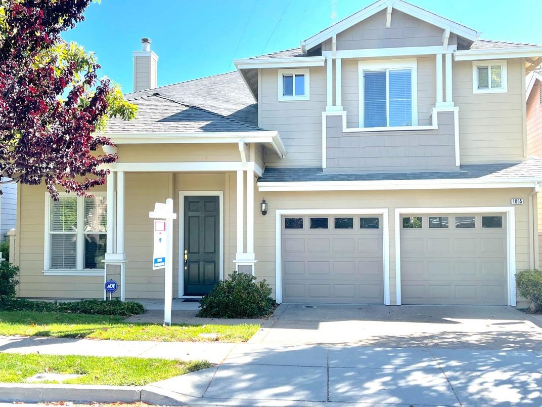 Attached, Exterior, Facade, American Craftsman