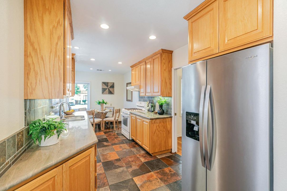 Dining room, Interior, Kitchen, Recessed Lighting, Stainless Steel Appliances
