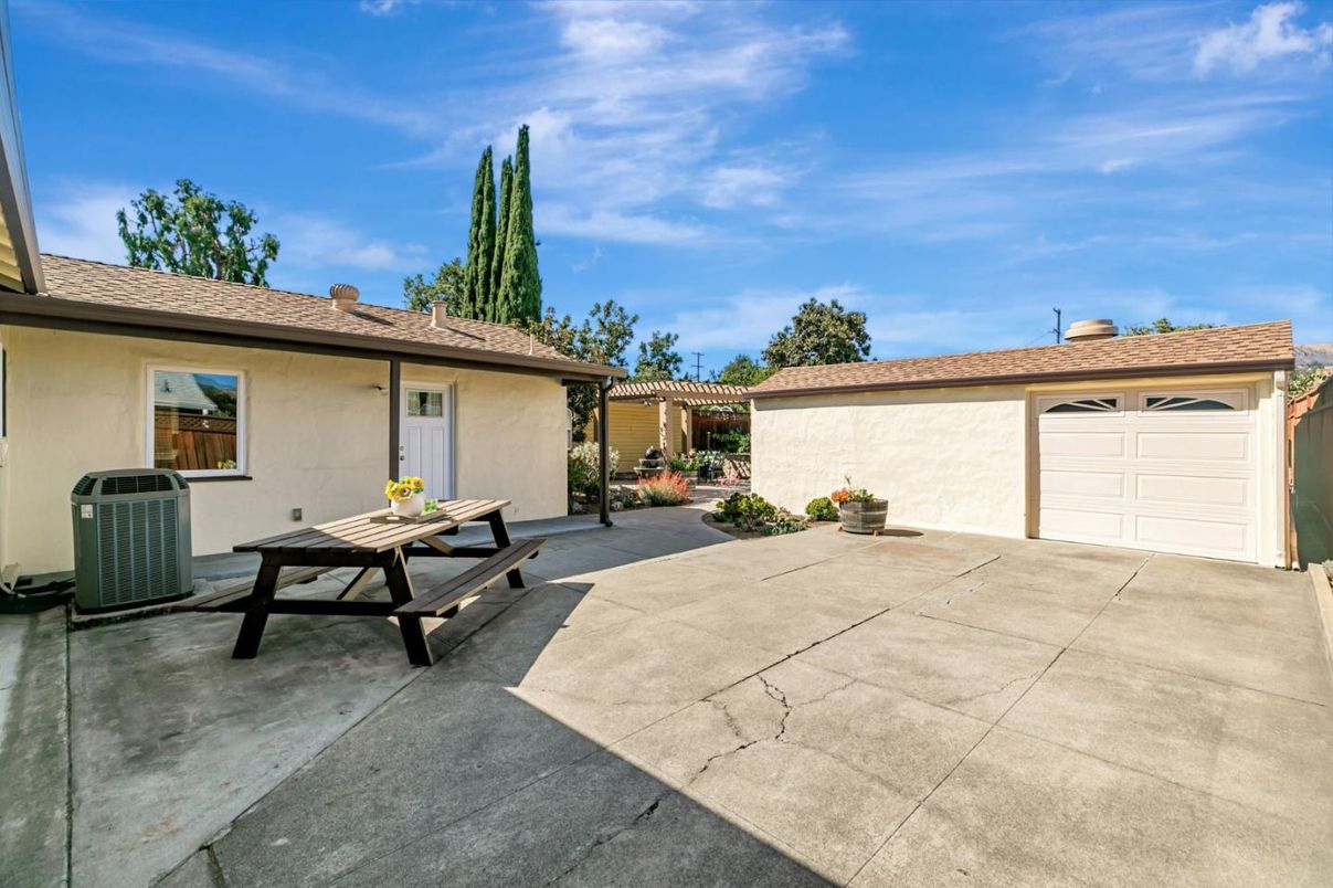 Detached Garage, Exterior