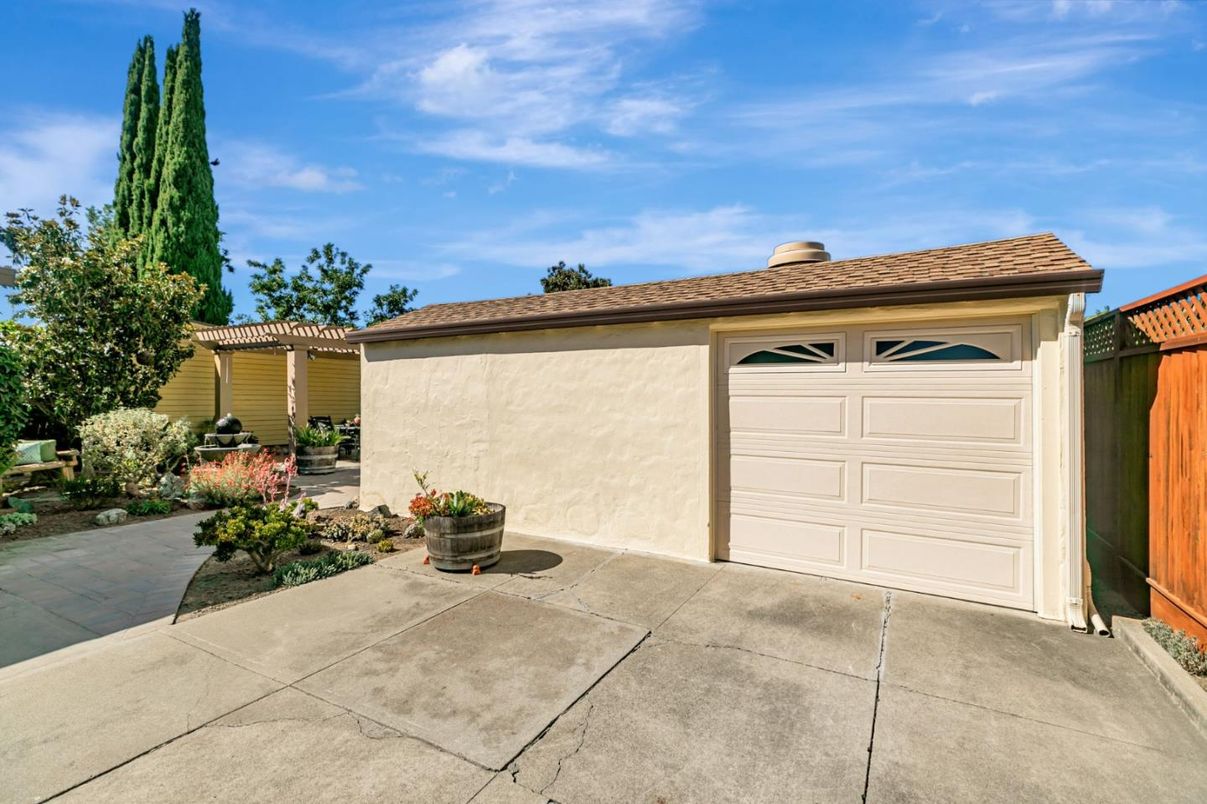 Detached Garage, Exterior