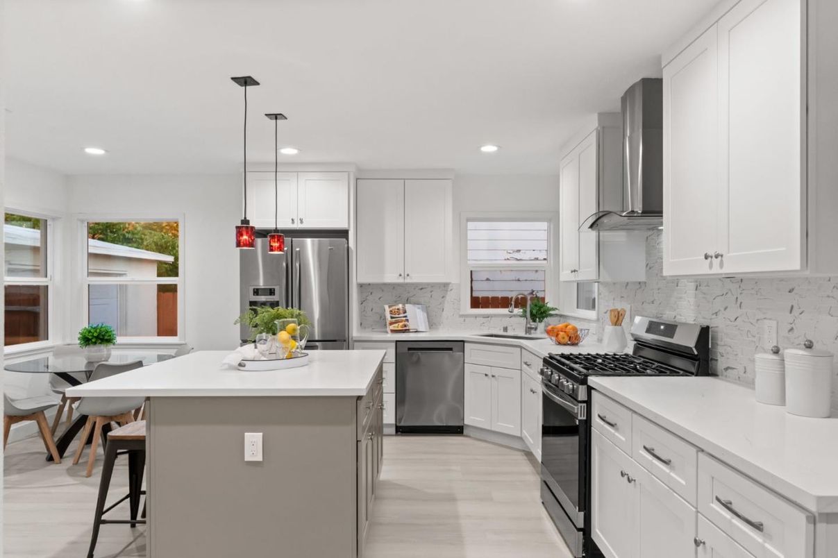 Dining room, Interior, Kitchen, Pendant Lights, Recessed Lighting, Stainless Steel Appliances