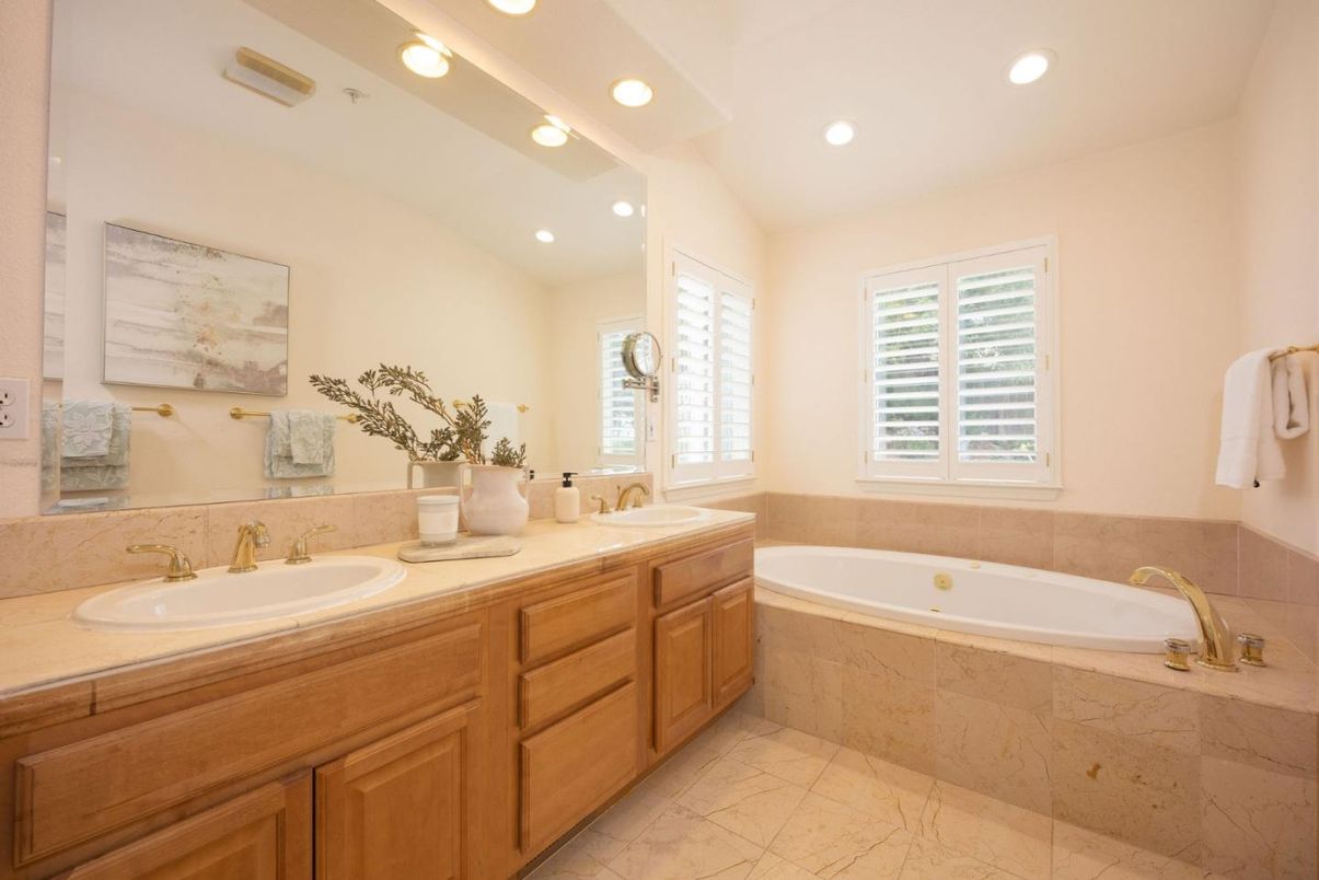 Bathroom, Dual Sink Vanities, Interior, Recessed Lighting