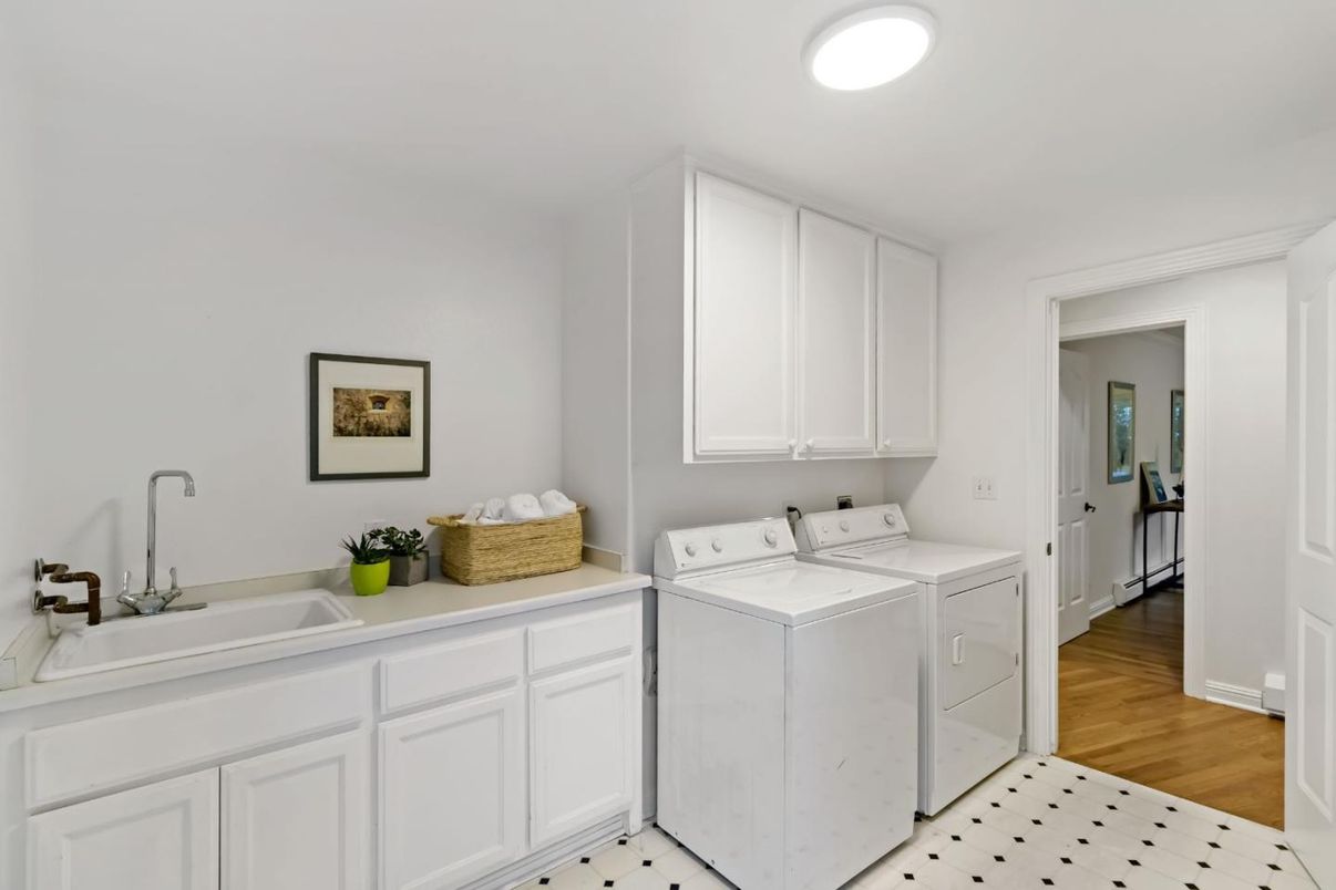 Interior, Washer, Wood Texture Flooring