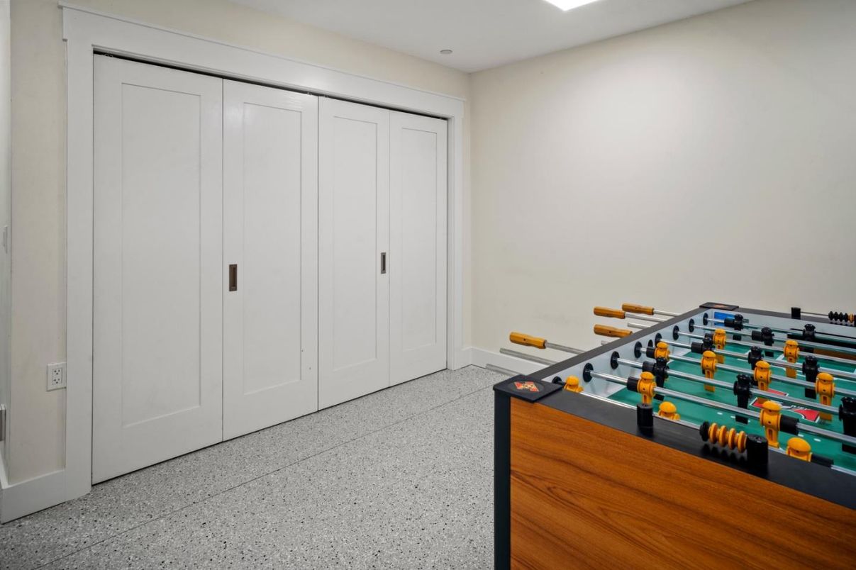 Game Room, Interior