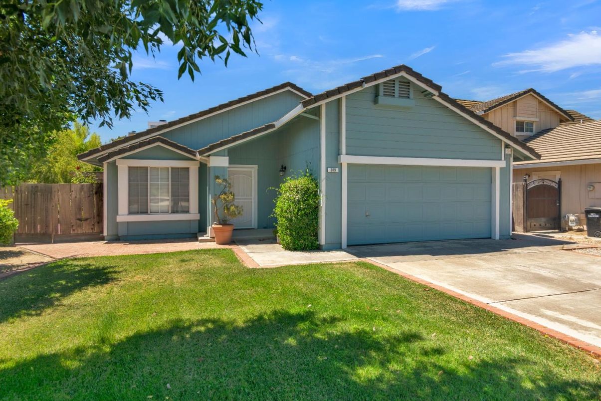 Attached, Exterior, Facade, American Craftsman