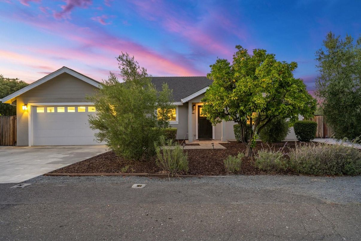 Attached, Exterior, Facade, Ranch
