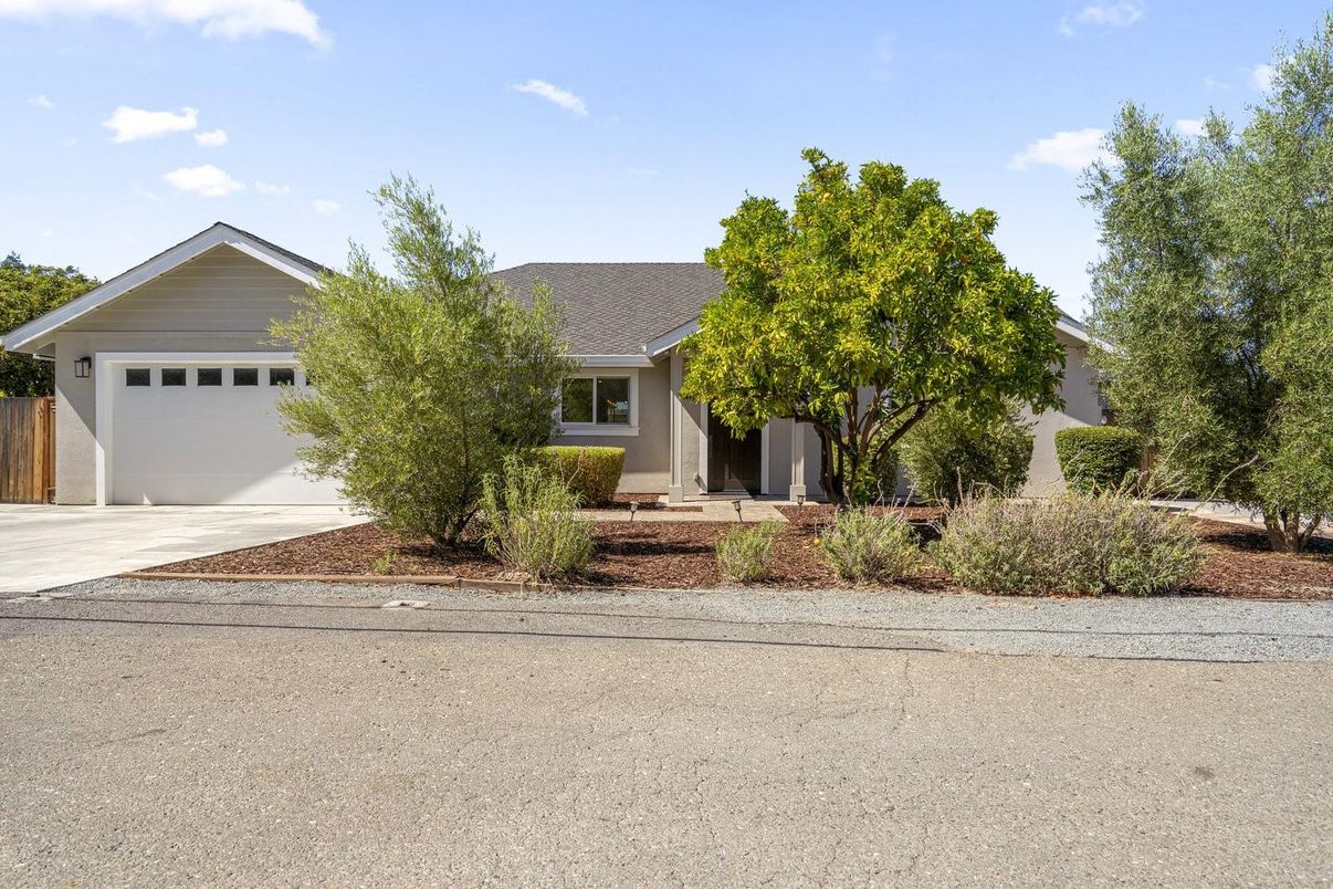 Attached, Exterior, Facade, Ranch