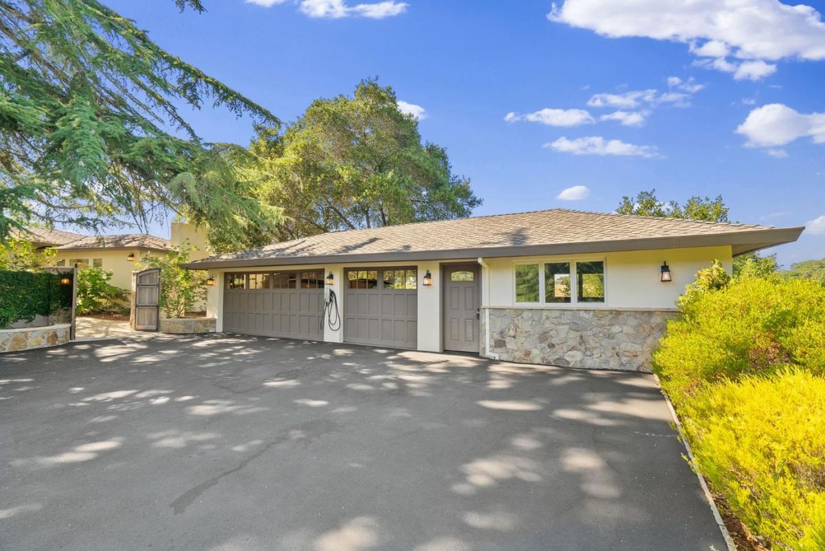Attached, Exterior, Facade, Ranch