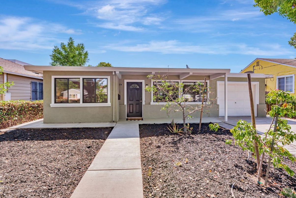 Exterior, Facade, Ranch