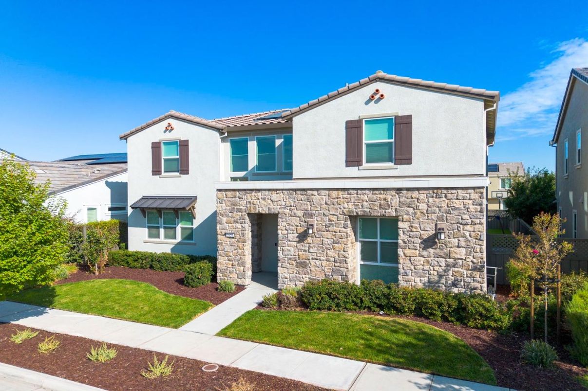 Exterior, Facade, Solar Panels, Spanish Mediterranean