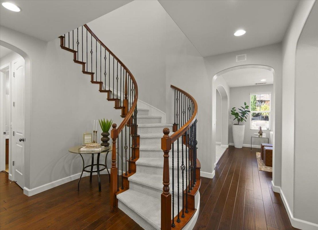 Interior, Recessed Lighting, Wood Texture Flooring