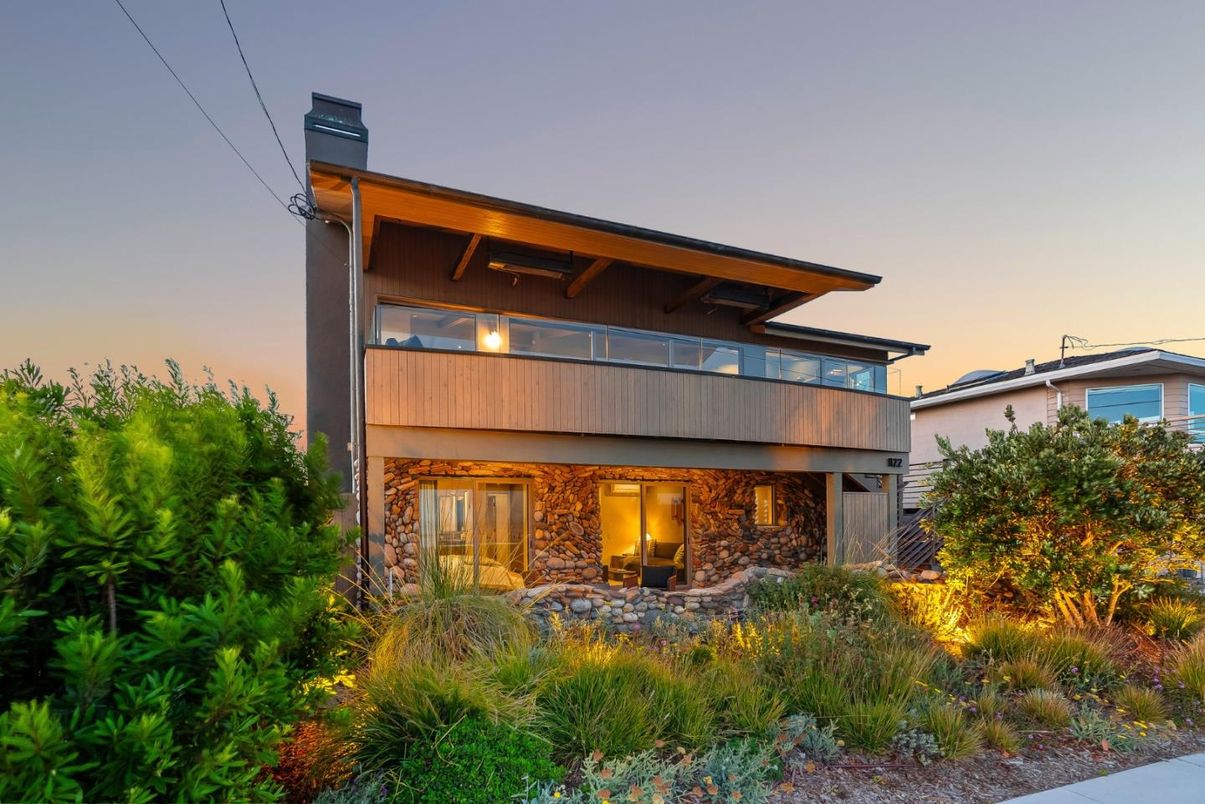 Exterior, Facade, Modern