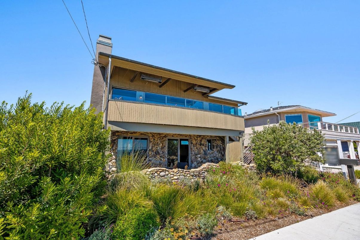 Exterior, Facade, Modern