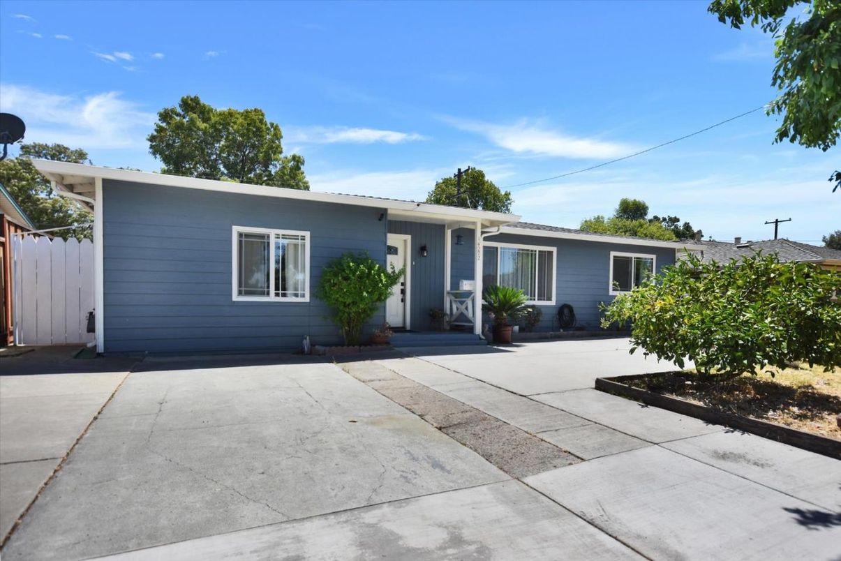 Exterior, Facade, Ranch