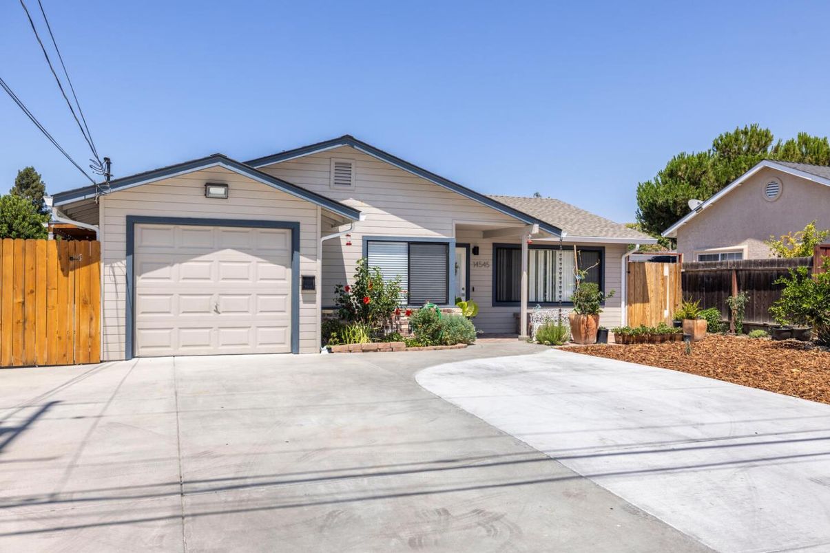 Attached, Exterior, Facade, Ranch