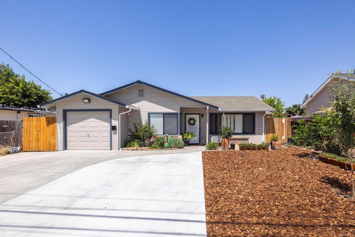 Attached, Exterior, Facade, Ranch
