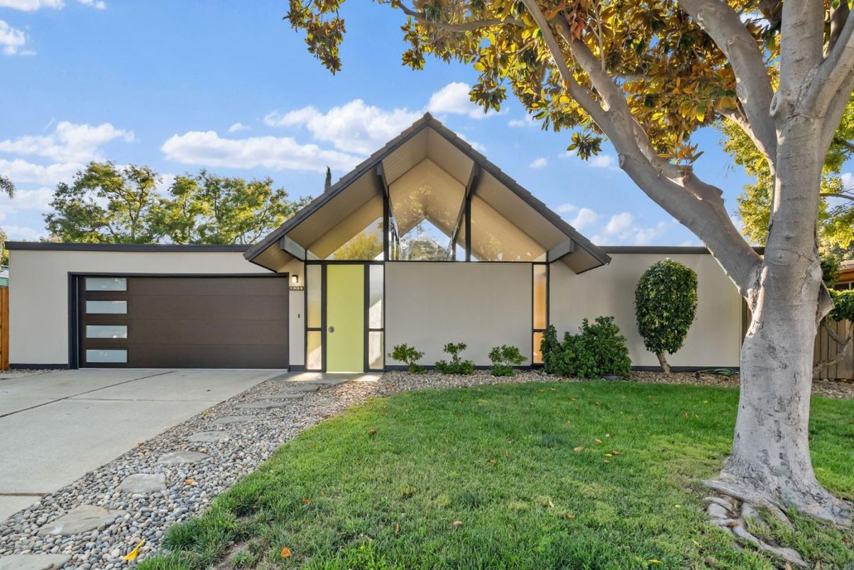 Attached, Backyard, Exterior, Facade, Modern