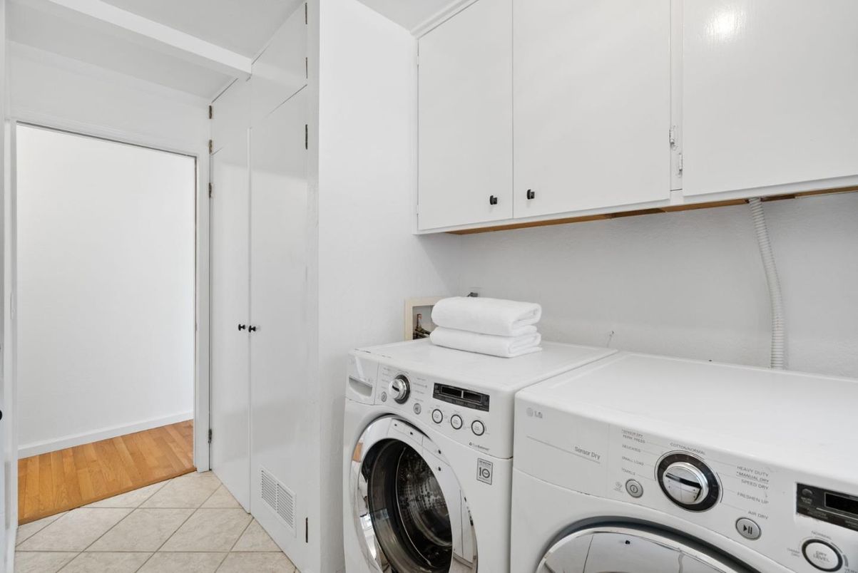 Interior, Washer, Wood Texture Flooring