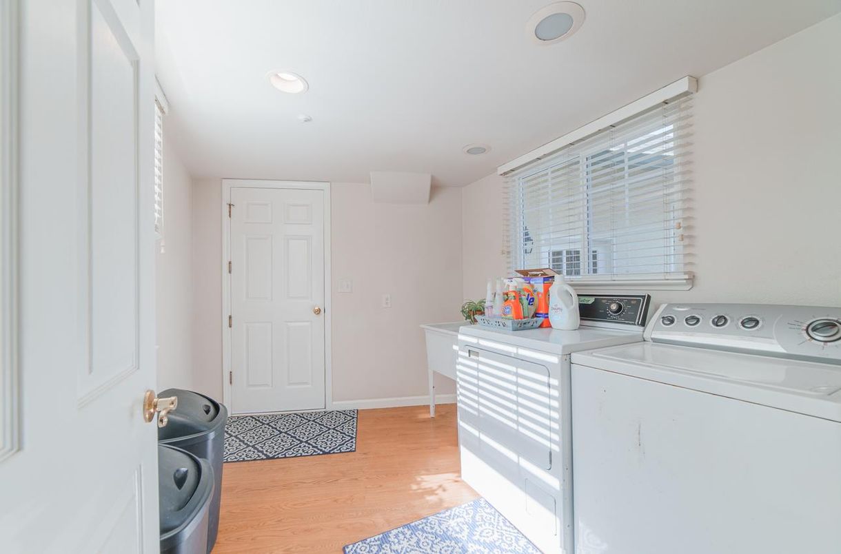Interior, Recessed Lighting, Washer, Wood Texture Flooring