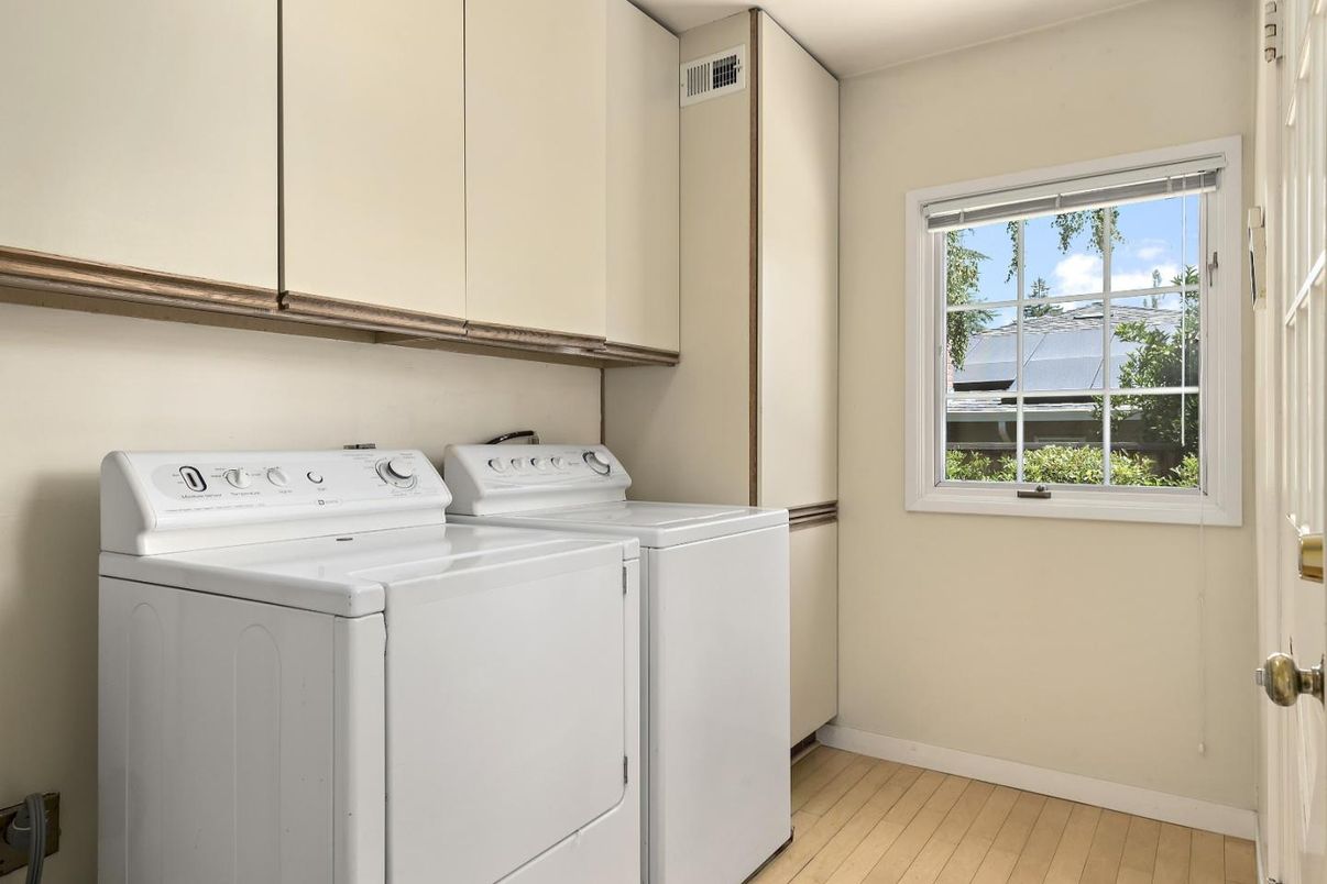Interior, Washer, Wood Texture Flooring