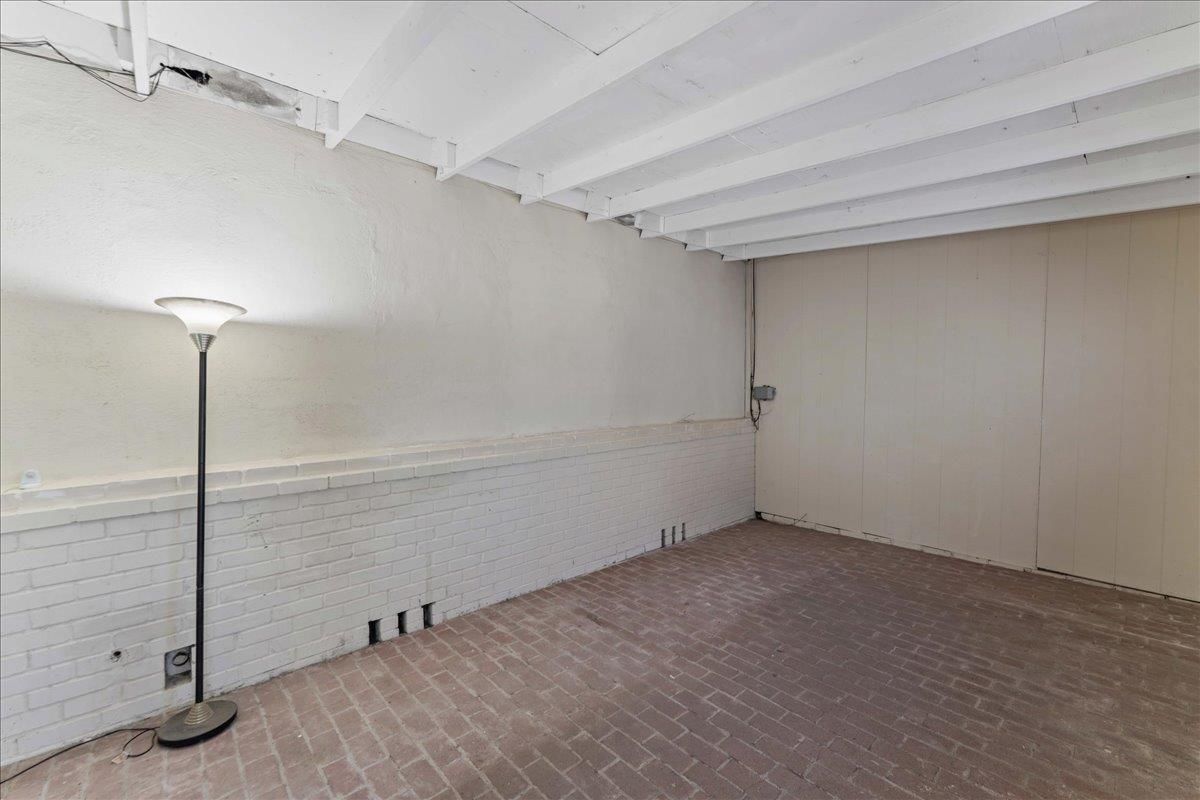 Empty room, Interior