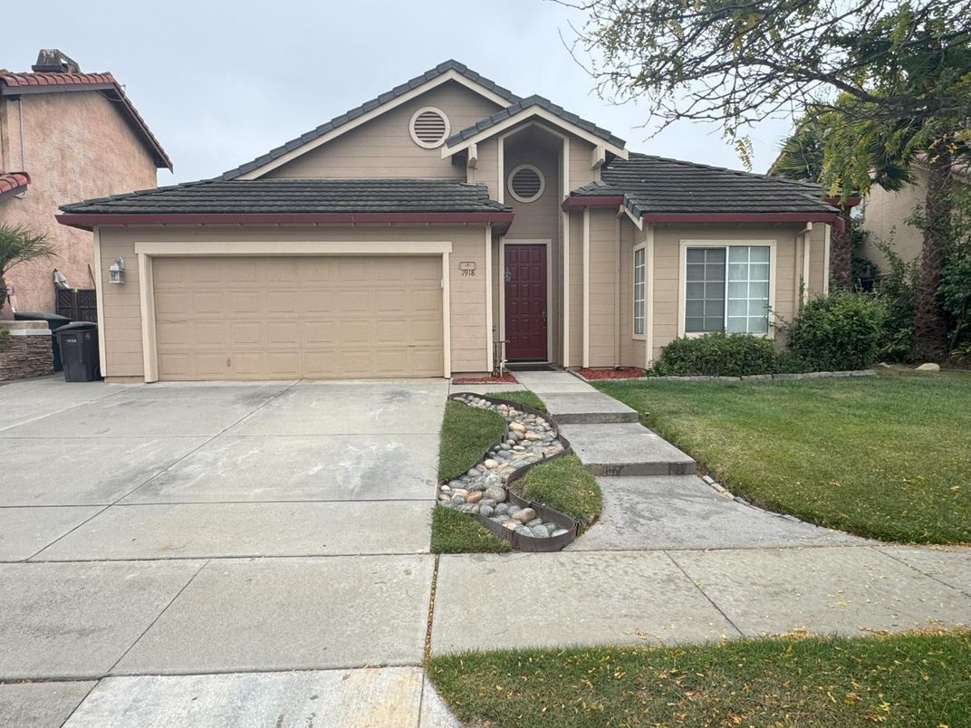 Attached, Exterior, Facade, American Craftsman
