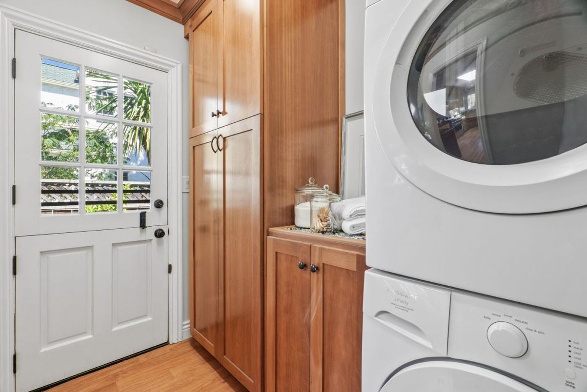Interior, Washer, Wood Texture Flooring