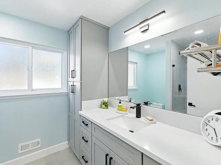 Bathroom, Dual Sink Vanities, Interior, Recessed Lighting