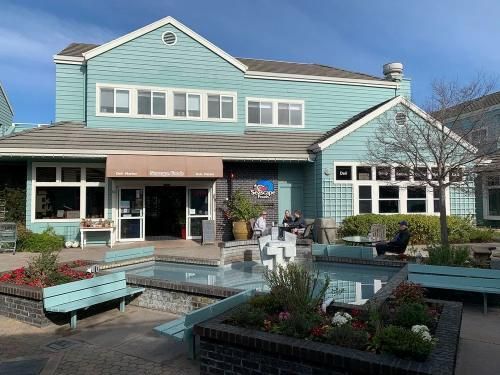 Exterior, Facade, Pool, Queen Anne Victorian