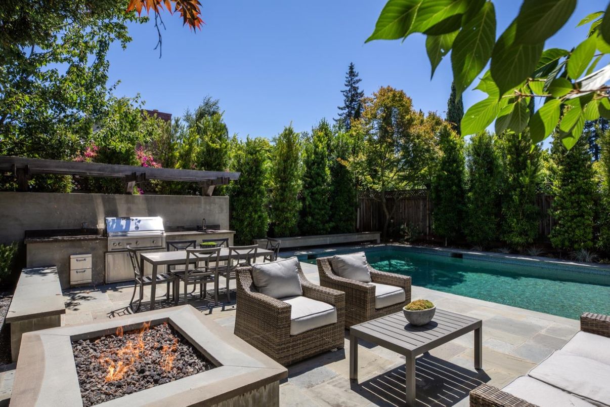 Exterior, Outdoor Kitchen, Pool