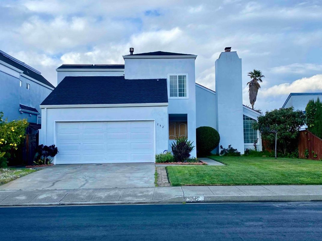 Attached, Exterior, Facade, Modern